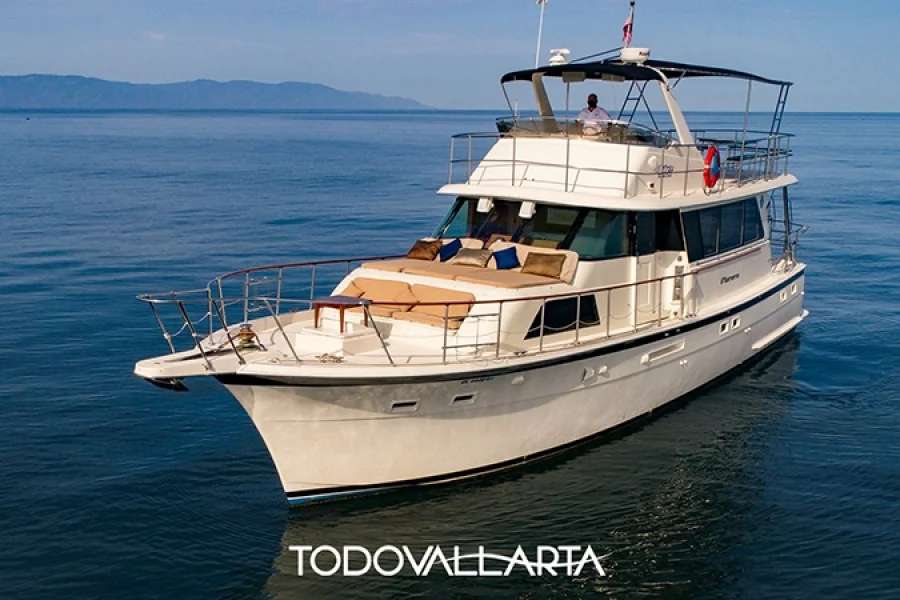 Side view of the Florero yacht with calm seas