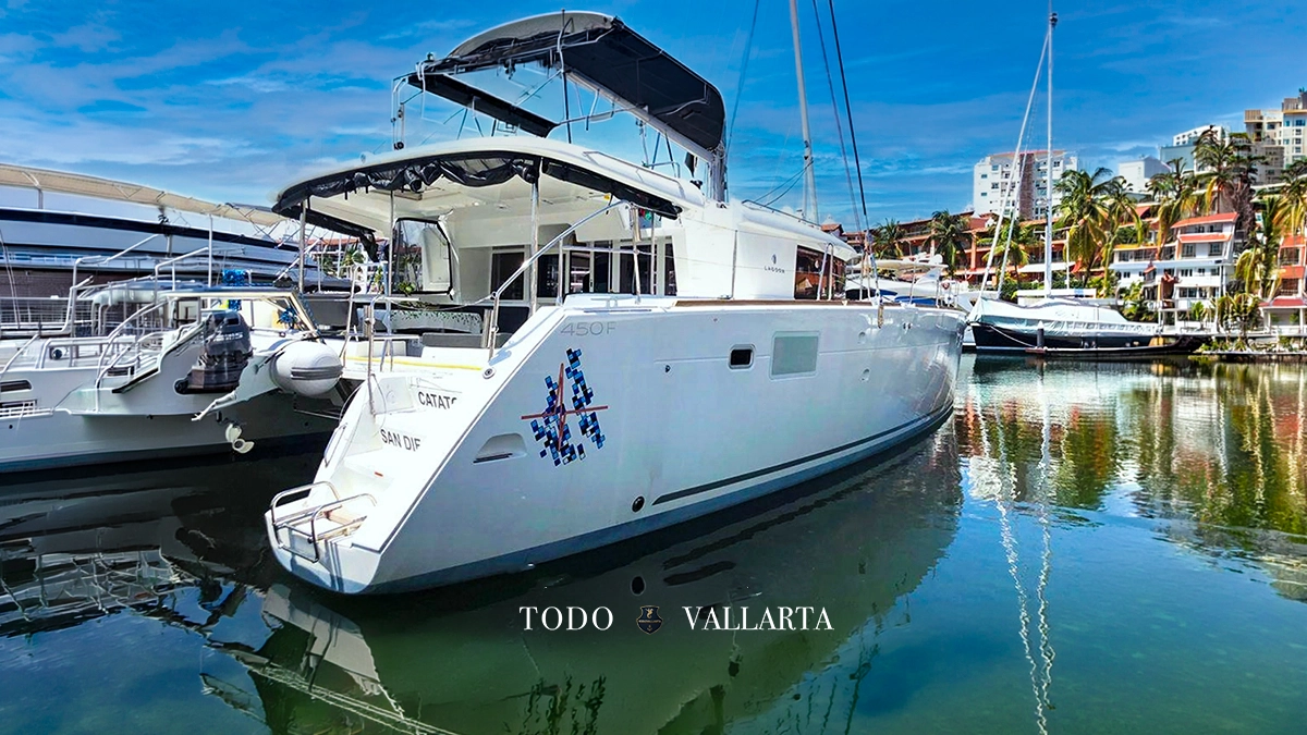 catamaran charter lagoon 45 stern docked at marina with boarding ladder and dual hulls