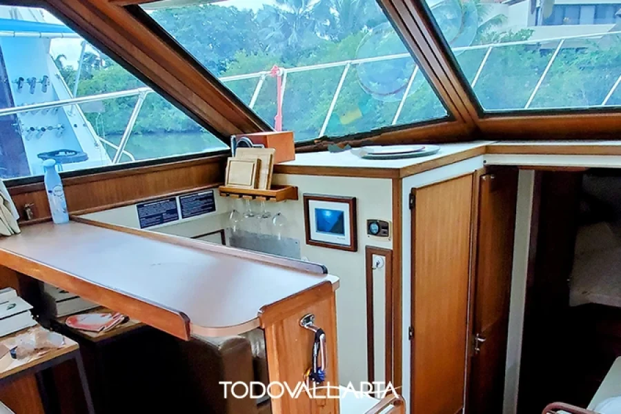 The helm station of the Hatteras El Dorado with panoramic windows and a well-equipped navigation system.