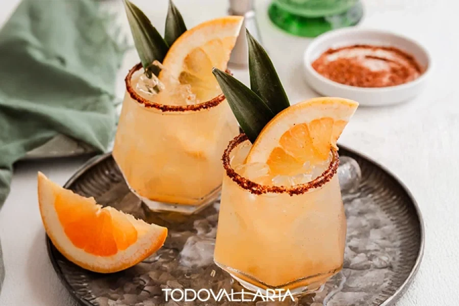 Mexology de noche mezcal cocktail with pineapple and grapefruit